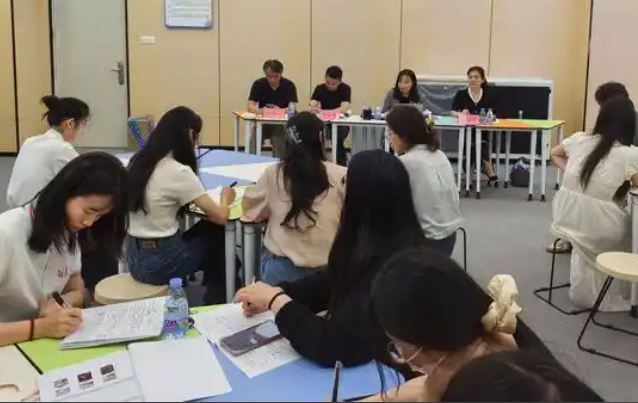 师资和课程方面试验区会聚中外优秀教师